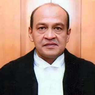 ജഡ്ജിയുടെ വീട്ടിലെ തീ  അണയ്ക്കാനെത്തിയ ഫയര്‍ഫോഴ്സ്  കണ്ടത് കെട്ടുകണക്കിന് പണം